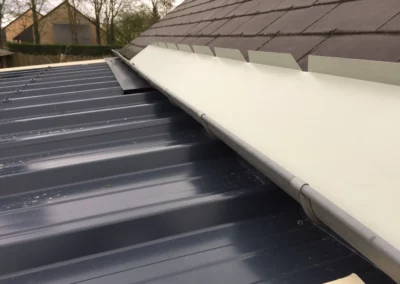 Réalisation d'une couverture en bac acier à Angers - AVO Rénovation