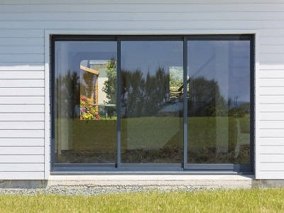 Pose d'une baie vitrée coulissante - AVO Rénovation
