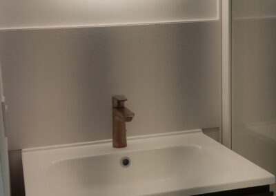 Pose d'un lavabo dans une salle de bain - AVO Rénovation