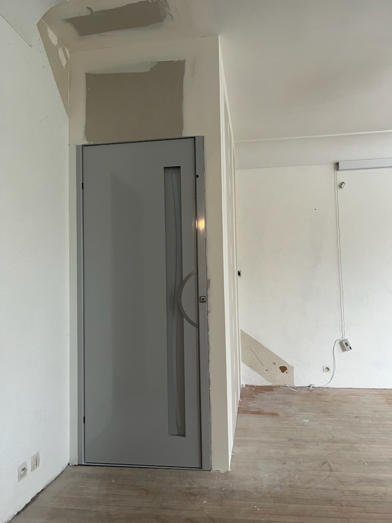 Suppression d&rsquo;un escalier privé / ouverture de plancher / modification de trémie / création de cloison de séparation / mise en place et habillage d&rsquo;un ascenseur