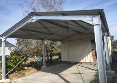 Agrandissement d’un bâtiment industriel – Charpente métallique galvanisée & couverture bac acier Dans le cadre d’un projet d’extension, nous avons réalisé l’agrandissement d’un bâtiment industriel, conçu pour répondre aux besoins de surface supplémentaire tout en respectant l’architecture existante. Caractéristiques principales Nouvelle charpente métallique galvanisée Conçue en prolongement direct de la structure existante, garantissant continuité et solidité. Galvanisation assurant une protection optimale contre la corrosion, indispensable en environnement industriel. Couverture en bac acier Matériau reconnu pour sa durabilité et sa résistance mécanique. Pose adaptée à de grandes portées, permettant une mise en œuvre rapide et efficace. Possibilité d’intégration de zones de luminosité naturelle si nécessaire. Bénéfices du projet Optimisation de la surface utile tout en conservant une cohérence esthétique et structurelle avec le bâtiment existant. Rapidité de montage grâce à la préfabrication et à l’assemblage sur site. Fiabilité et longévité de la structure avec un entretien limité.