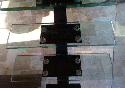 Escalier acier rouillé marche en verre avec première partie de l'escalier marche et palier en bois exotique super projet dans un gîte