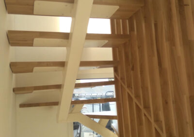 Notre équipe d'artisans menuisiers sont intervenus à Angers 49, pour la création d'un escalier en atelier puis sa pose. Voici un escalier avec limon central bois métal acier, thermolaqué avec marches et claustra en chêne vitrifié. Notre artisan propose des escaliers qui peuvent être en métal ou partiellement en bois ou verre ou tout bois, a des prix très intéressants, selon vos goûts et vos envies. Nous réalisons également vos gardes corps et divers construction métallique. Nous sommes à votre disposition pour vos projets de rénovation et dépannage sur ANGERS, mais aussi sur Avrillé, Beaucouzé, Bouchemaine, Saint Barthélémy d’Anjou, Trélazé, Les Ponts de Cé et Montreuil Juigné.