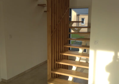 Notre équipe d'artisans menuisiers sont intervenus à Angers 49, pour la création d'un escalier en atelier puis sa pose. Voici un escalier avec limon central bois métal acier, thermolaqué avec marches et claustra en chêne vitrifié. Notre artisan propose des escaliers qui peuvent être en métal ou partiellement en bois ou verre ou tout bois, a des prix très intéressants, selon vos goûts et vos envies. Nous réalisons également vos gardes corps et divers construction métallique. Nous sommes à votre disposition pour vos projets de rénovation et dépannage sur ANGERS, mais aussi sur Avrillé, Beaucouzé, Bouchemaine, Saint Barthélémy d’Anjou, Trélazé, Les Ponts de Cé et Montreuil Juigné.