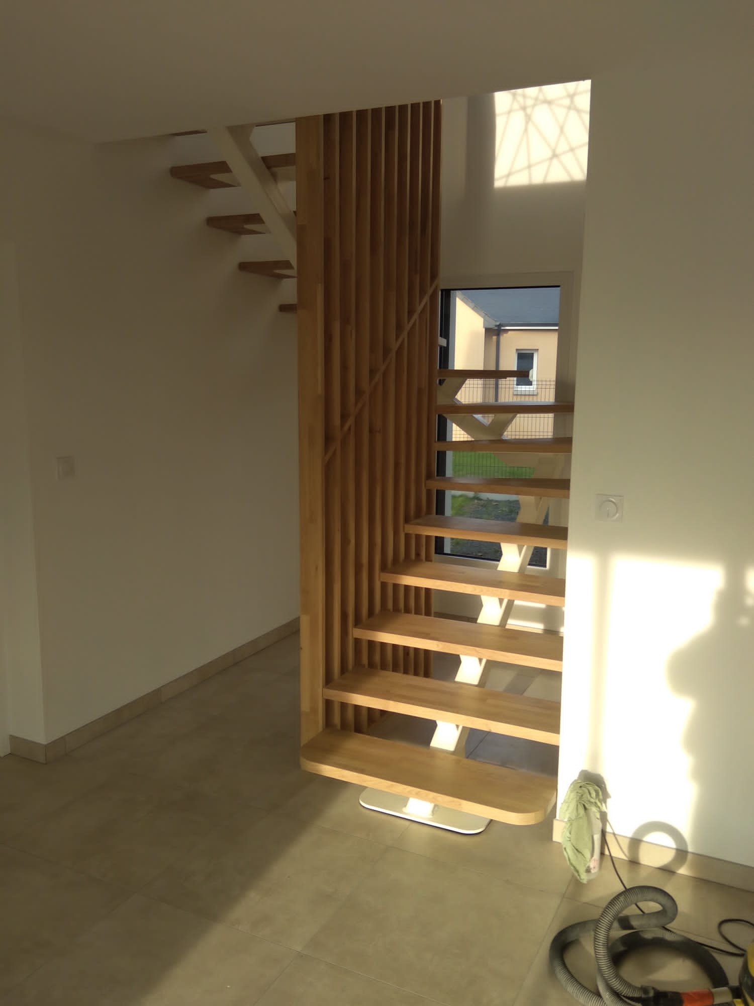 Notre équipe d'artisans menuisiers sont intervenus à Angers 49, pour la création d'un escalier en atelier puis sa pose. Voici un escalier avec limon central bois métal acier, thermolaqué avec marches et claustra en chêne vitrifié. Notre artisan propose des escaliers qui peuvent être en métal ou partiellement en bois ou verre ou tout bois, a des prix très intéressants, selon vos goûts et vos envies. Nous réalisons également vos gardes corps et divers construction métallique. Nous sommes à votre disposition pour vos projets de rénovation et dépannage sur ANGERS, mais aussi sur Avrillé, Beaucouzé, Bouchemaine, Saint Barthélémy d’Anjou, Trélazé, Les Ponts de Cé et Montreuil Juigné.