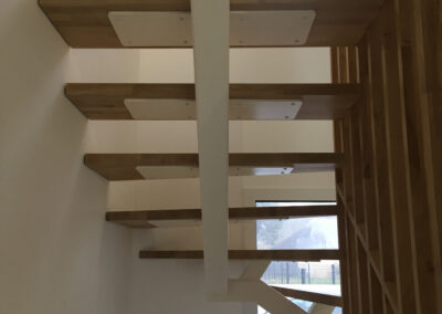 Notre équipe d'artisans menuisiers sont intervenus à Angers 49, pour la création d'un escalier en atelier puis sa pose. Voici un escalier avec limon central bois métal acier, thermolaqué avec marches et claustra en chêne vitrifié. Notre artisan propose des escaliers qui peuvent être en métal ou partiellement en bois ou verre ou tout bois, a des prix très intéressants, selon vos goûts et vos envies. Nous réalisons également vos gardes corps et divers construction métallique. Nous sommes à votre disposition pour vos projets de rénovation et dépannage sur ANGERS, mais aussi sur Avrillé, Beaucouzé, Bouchemaine, Saint Barthélémy d’Anjou, Trélazé, Les Ponts de Cé et Montreuil Juigné.