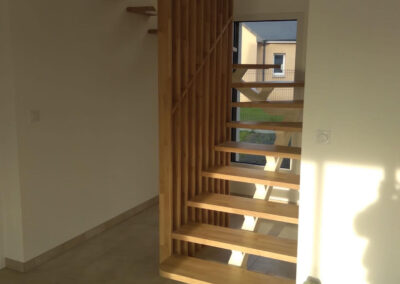 Notre équipe d'artisans menuisiers sont intervenus à Angers 49, pour la création d'un escalier en atelier puis sa pose. Voici un escalier avec limon central bois métal acier, thermolaqué avec marches et claustra en chêne vitrifié. Notre artisan propose des escaliers qui peuvent être en métal ou partiellement en bois ou verre ou tout bois, a des prix très intéressants, selon vos goûts et vos envies. Nous réalisons également vos gardes corps et divers construction métallique. Nous sommes à votre disposition pour vos projets de rénovation et dépannage sur ANGERS, mais aussi sur Avrillé, Beaucouzé, Bouchemaine, Saint Barthélémy d’Anjou, Trélazé, Les Ponts de Cé et Montreuil Juigné.