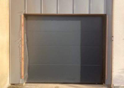 AVO Rénovation - isolation d un garage aux Ponts de cé - maçonnerie surbots - menuiserie porte fenêtre bardage