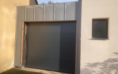 Isolation d&rsquo; un garage aux Ponts de cé – maçonnerie surbots et seuil / menuiserie porte de garage, fenêtre et bardage