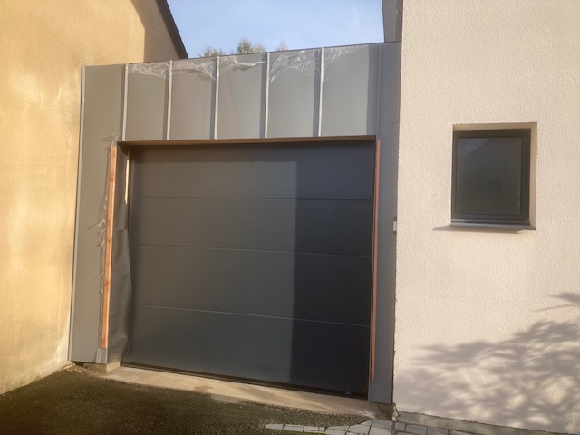 AVO Rénovation - isolation d un garage aux Ponts de cé - maçonnerie surbots - menuiserie porte fenêtre bardage