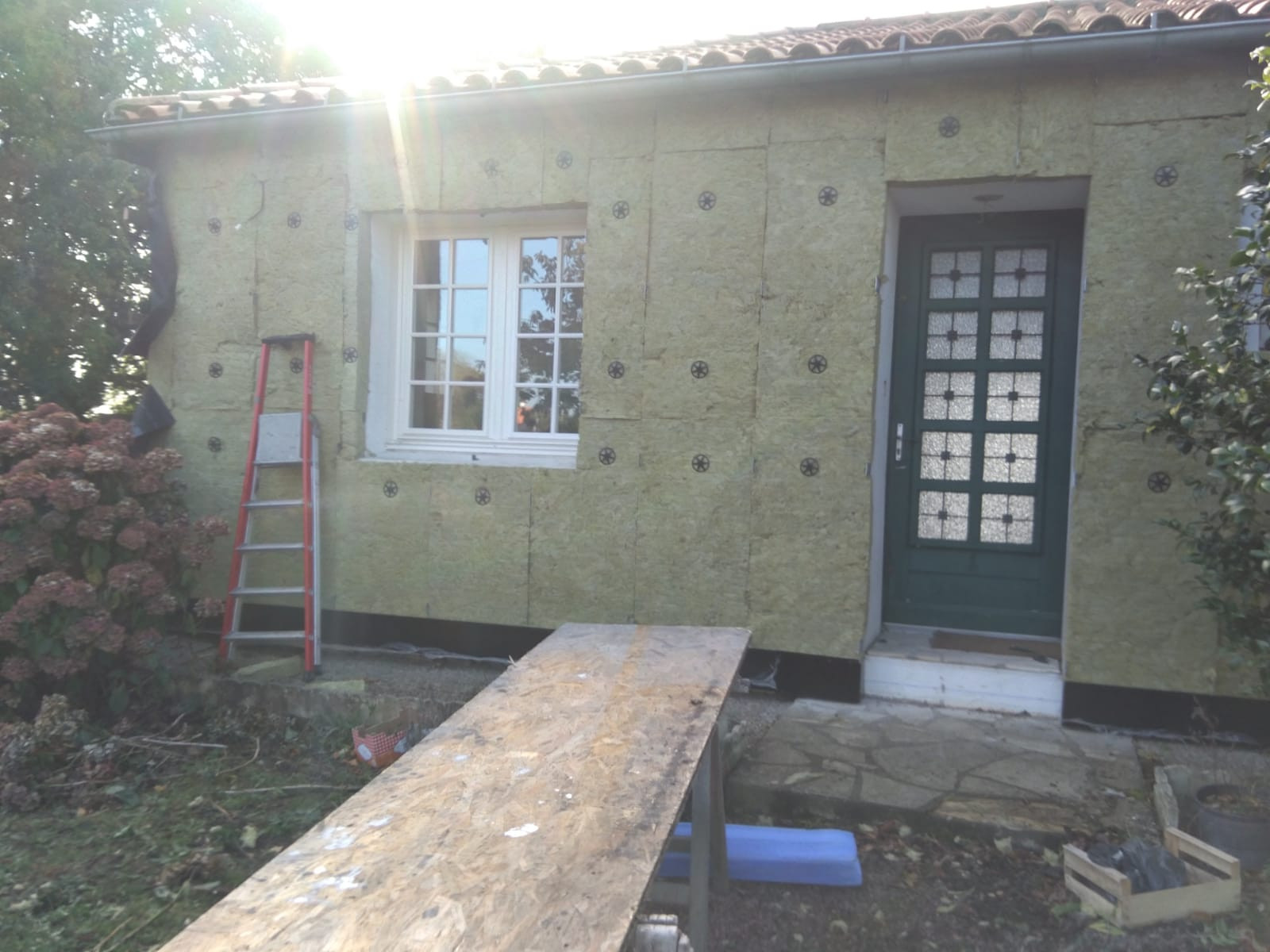 AVO Rénovation - isolation-par-exterieur-bardage-bois-brule-menuiserie-meo-kline-49 - 1