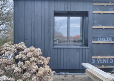 AVO Rénovation - isolation-par-exterieur-bardage-bois-brule-menuiserie-meo-kline-49 - 1