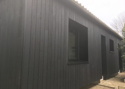 AVO Rénovation - isolation-par-exterieur-bardage-bois-brule-menuiserie-meo-kline-49 - 1