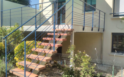 Réalisation d&rsquo;une terrasse sur pilotis galvanisés, avec lames ipe et garde-corps métallisé laqué