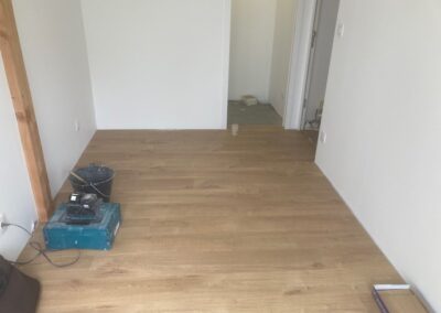 isolation, placo, électricité, réhaussement chape, parquet et peinture
